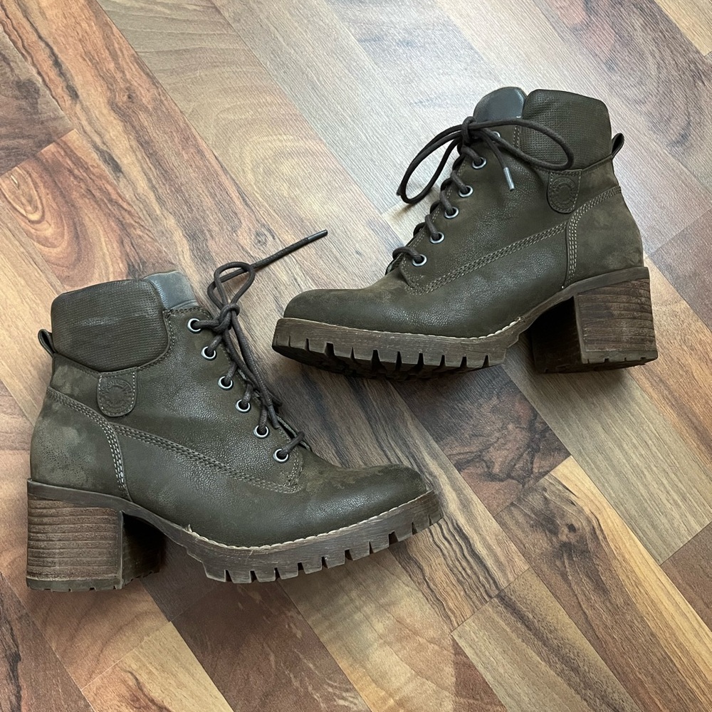 Crown Vintage Brown Lace-Up Ankle Boots - Picture 3 of 10